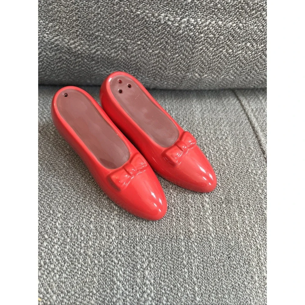 1999 Enesco Wizard of Oz Dorthy's Ruby Red Slippers Salt & Pepper Shaker Set